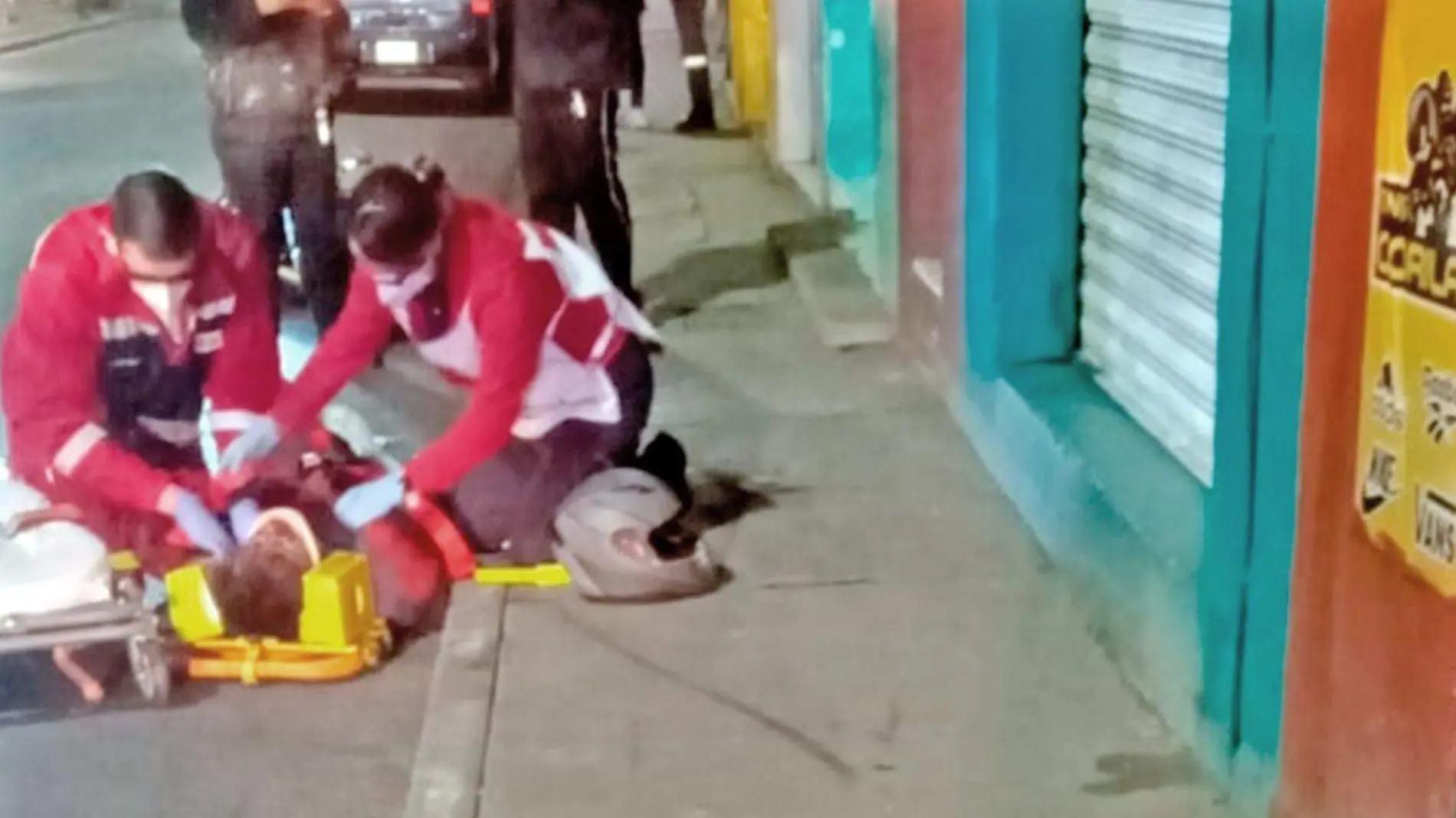 motociclista recibe atencion medica